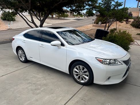 Used 2014 Lexus ES 300h w/ Premium Package w/Bamboo Trim FWD image 4