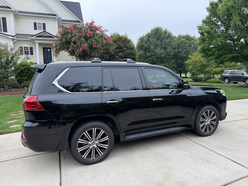 Used 2021 Lexus LX 570 4WD w/ Luxury Package image 4