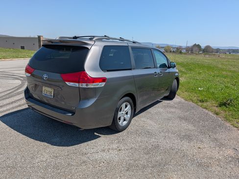 Used 2011 Toyota Sienna LE w/ Towing Pkg image 5