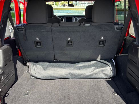 Used 2020 Jeep Wrangler Unlimited Sahara image 14