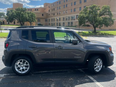 Used 2019 Jeep Renegade Latitude FWD image 5