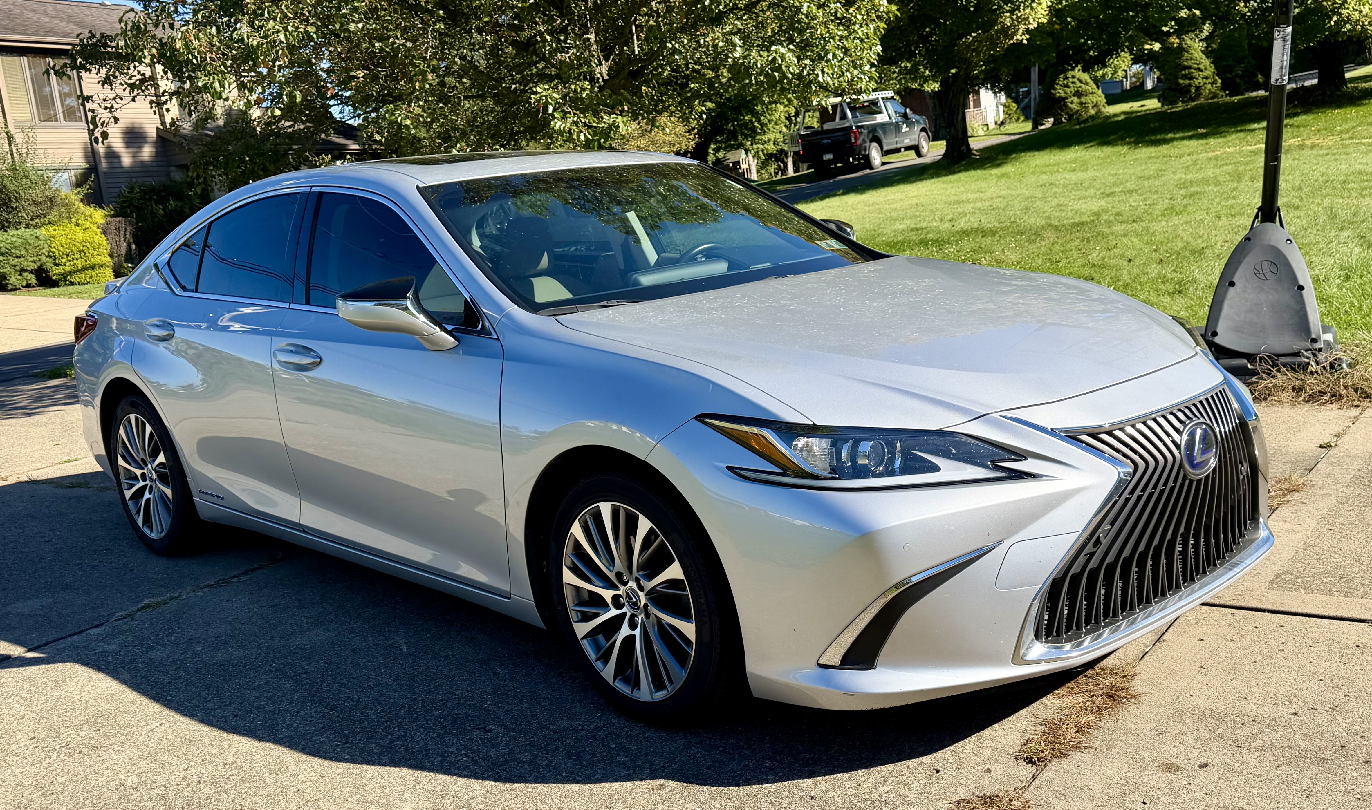 Used 2019 Lexus ES 300h FWD image 2