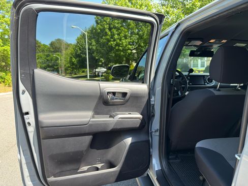 Used 2020 Toyota Tacoma TRD Sport w/ Technology Package AWD/4WD image 27