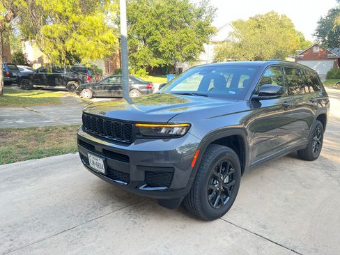 Used 2024 Jeep Grand Cherokee L Laredo RWD image 4