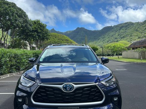 Used 2023 Toyota Highlander XLE FWD image 2