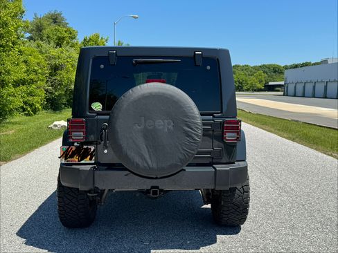Used 2016 Jeep Wrangler Unlimited Sahara w/ Connectivity Group AWD/4WD image 6