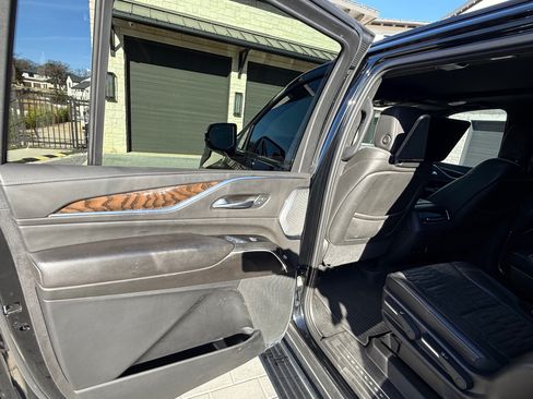 Used 2021 Cadillac Escalade ESV Sport Platinum w/ LPO, ONYX Package image 17