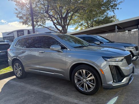 Used 2024 Cadillac XT6 Premium Luxury w/ Technology Package FWD image 2