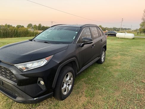 Used 2020 Toyota RAV4 XLE image 2
