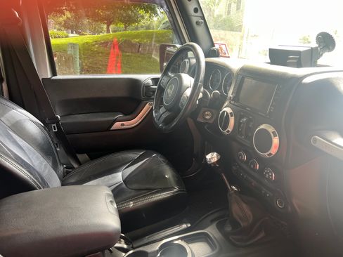 Used 2013 Jeep Wrangler Unlimited Sahara w/ Dual Top Group AWD/4WD image 13