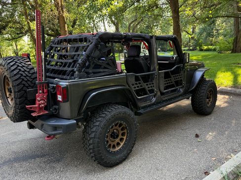 Used 2016 Jeep Wrangler Unlimited Rubicon image 2