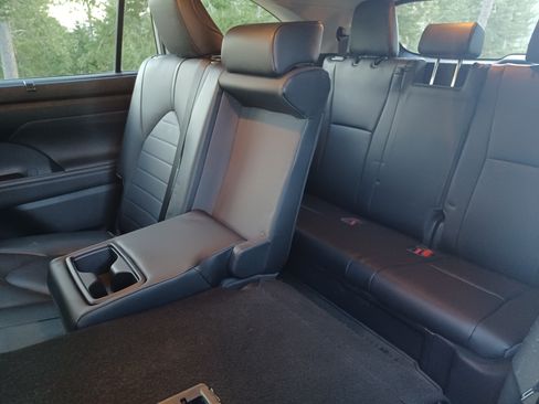 Used 2020 Toyota Highlander XLE image 18