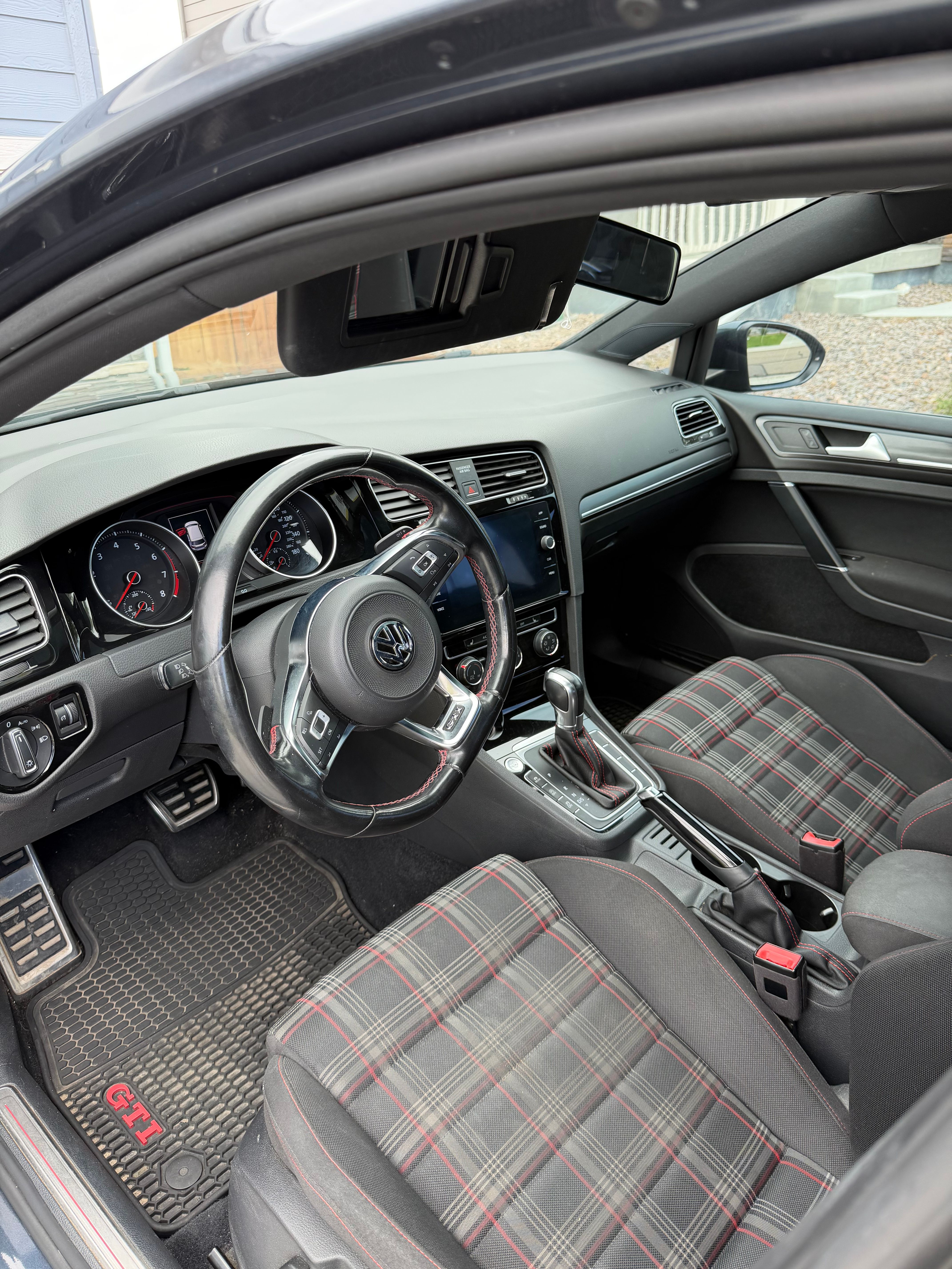 Used 2018 Volkswagen GTI SE FWD image 12