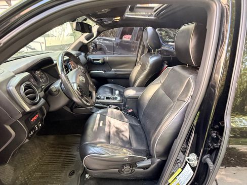 Used 2017 Toyota Tacoma TRD Off-Road w/ Premium & Technology Package AWD/4WD image 11