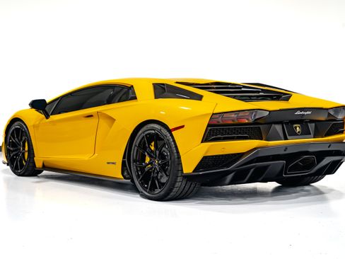 Used 2018 Lamborghini Aventador S image 4