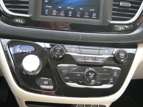 Used 2021 Chrysler Voyager Lxi image 19