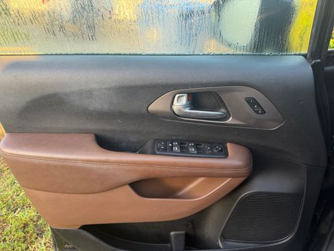 Used 2018 Chrysler Pacifica Limited w/ Advanced Safetytec Group FWD image 5