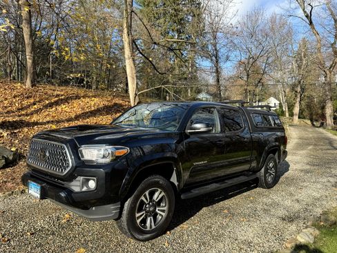 Used 2019 Toyota Tacoma TRD Sport image 2