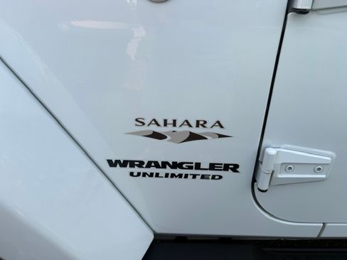 Used 2017 Jeep Wrangler Unlimited Sahara w/ Connectivity Group AWD/4WD image 9