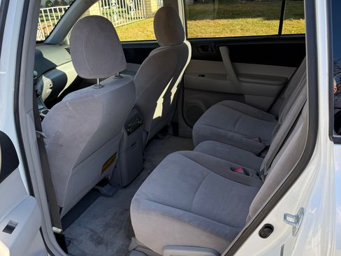 Used 2009 Toyota Highlander 2WD image 2