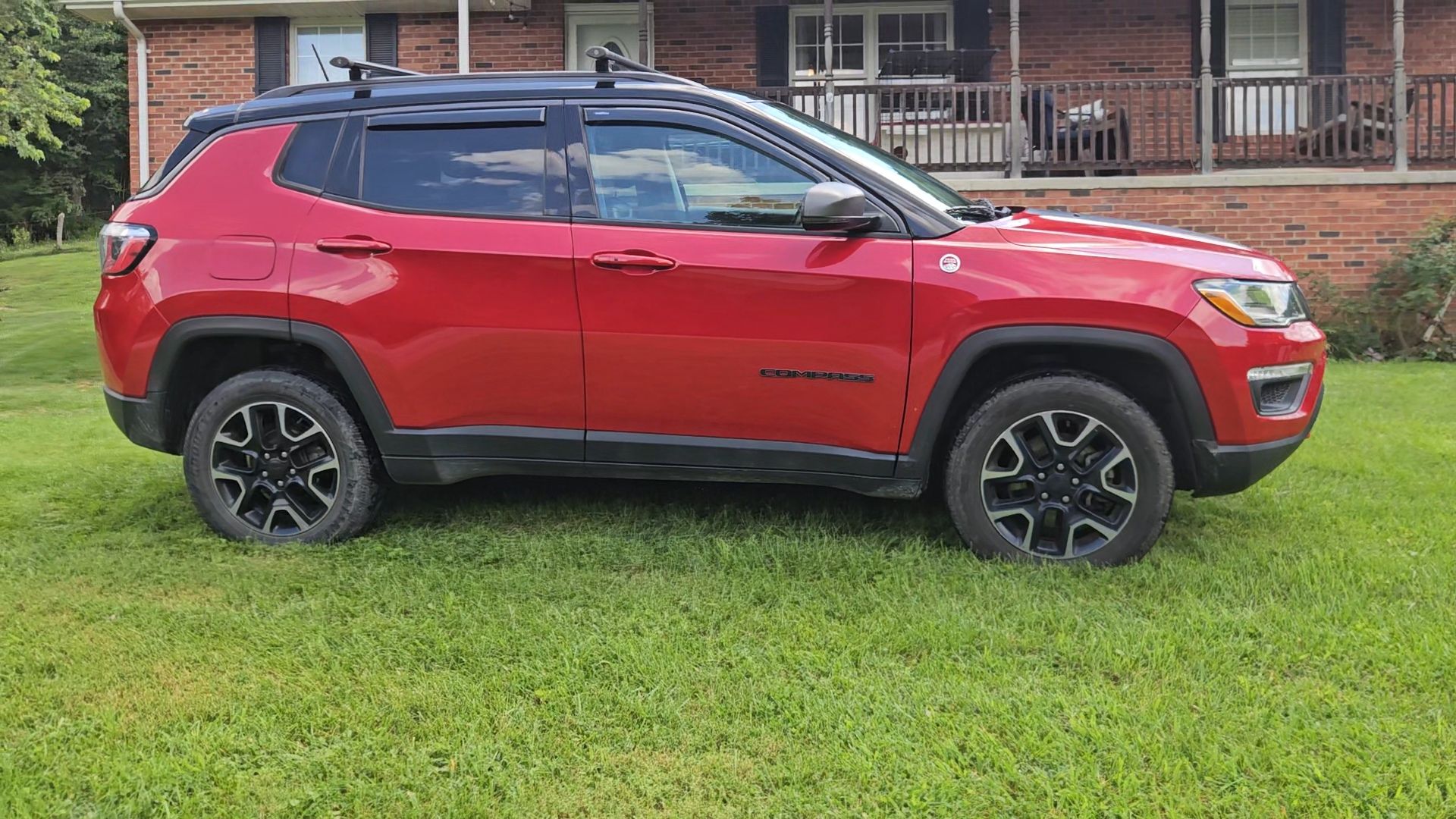 Used 2019 Jeep Compass Trailhawk AWD/4WD image 2