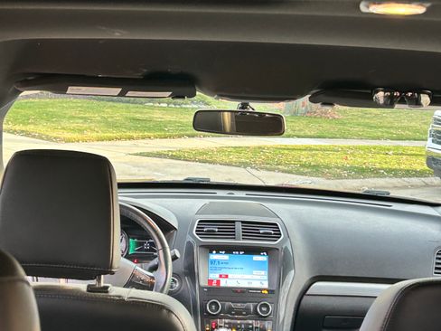 Used 2018 Ford Explorer XLT w/ Equipment Group 202A image 11