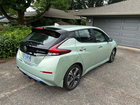 Used 2018 Nissan Leaf SV w/ SV Technology Package FWD image 4