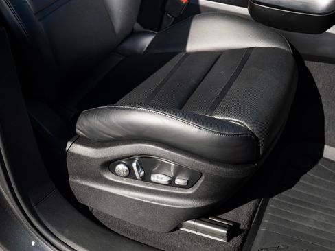 Used 2020 Porsche Cayenne Sport Utility 4D image 25