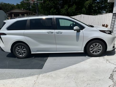 Used 2022 Toyota Sienna XLE w/ XLE Plus Package FWD image 4