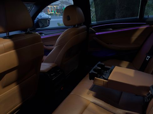 Used 2020 BMW 530e w/ M Sport Package image 9