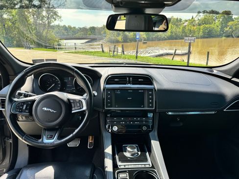 Used 2017 Jaguar F-PACE S AWD/4WD image 8