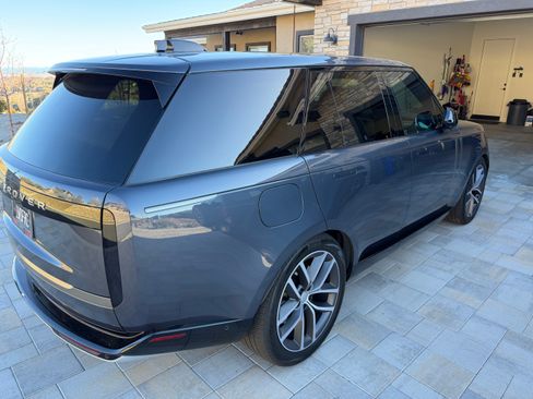 Used 2025 Land Rover Range Rover SE image 2