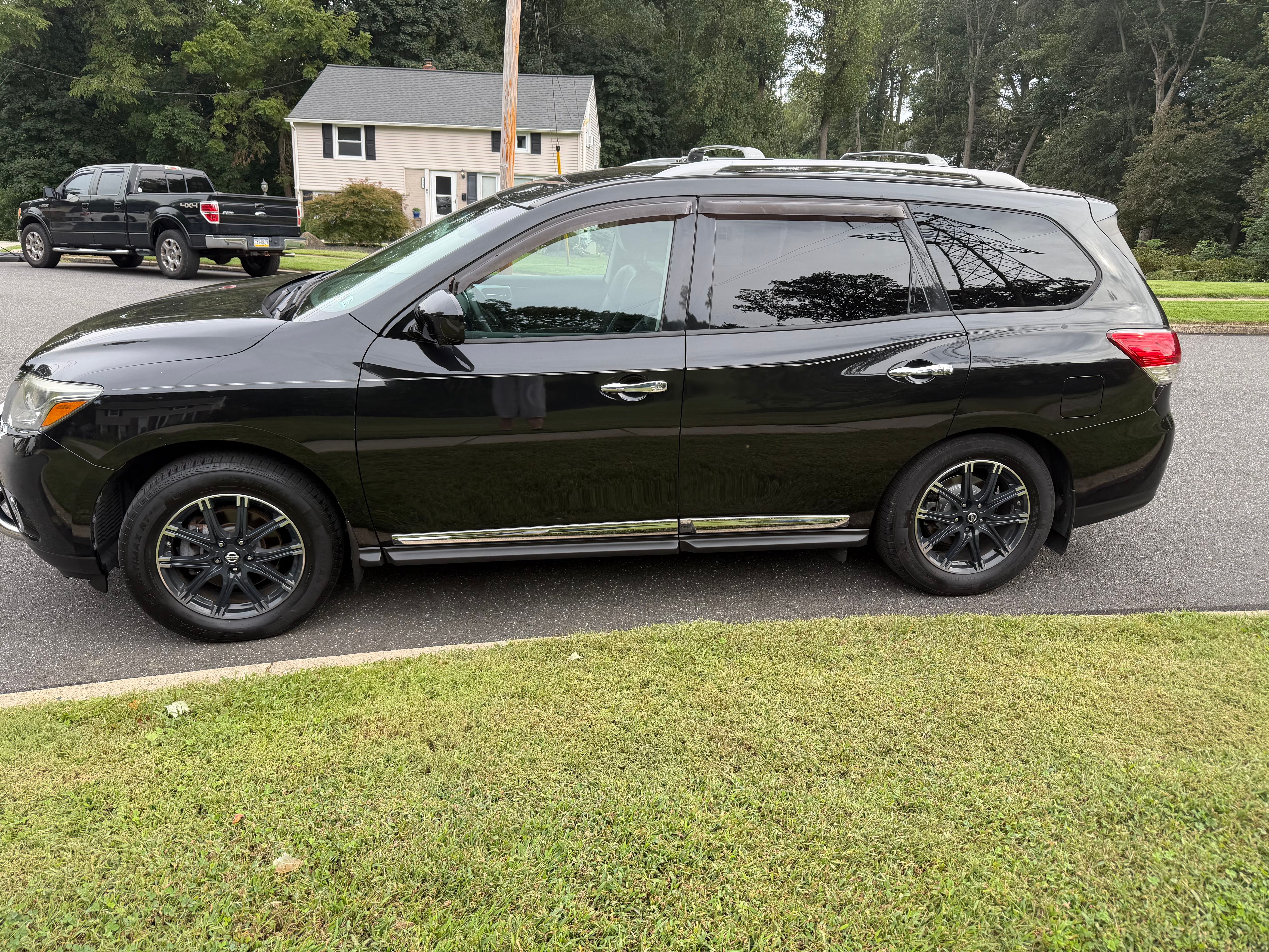 Used 2015 Nissan Pathfinder SL w/ SL Premium Package FWD image 12