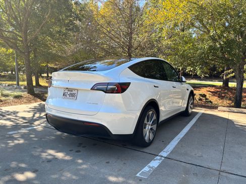 Used 2022 Tesla Model Y Long Range image 5