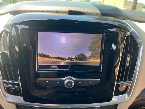 Used 2022 Chevrolet Traverse LS AWD/4WD image 14