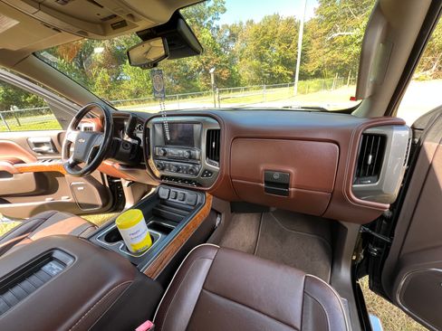Used 2018 Chevrolet Silverado 1500 High Country image 17