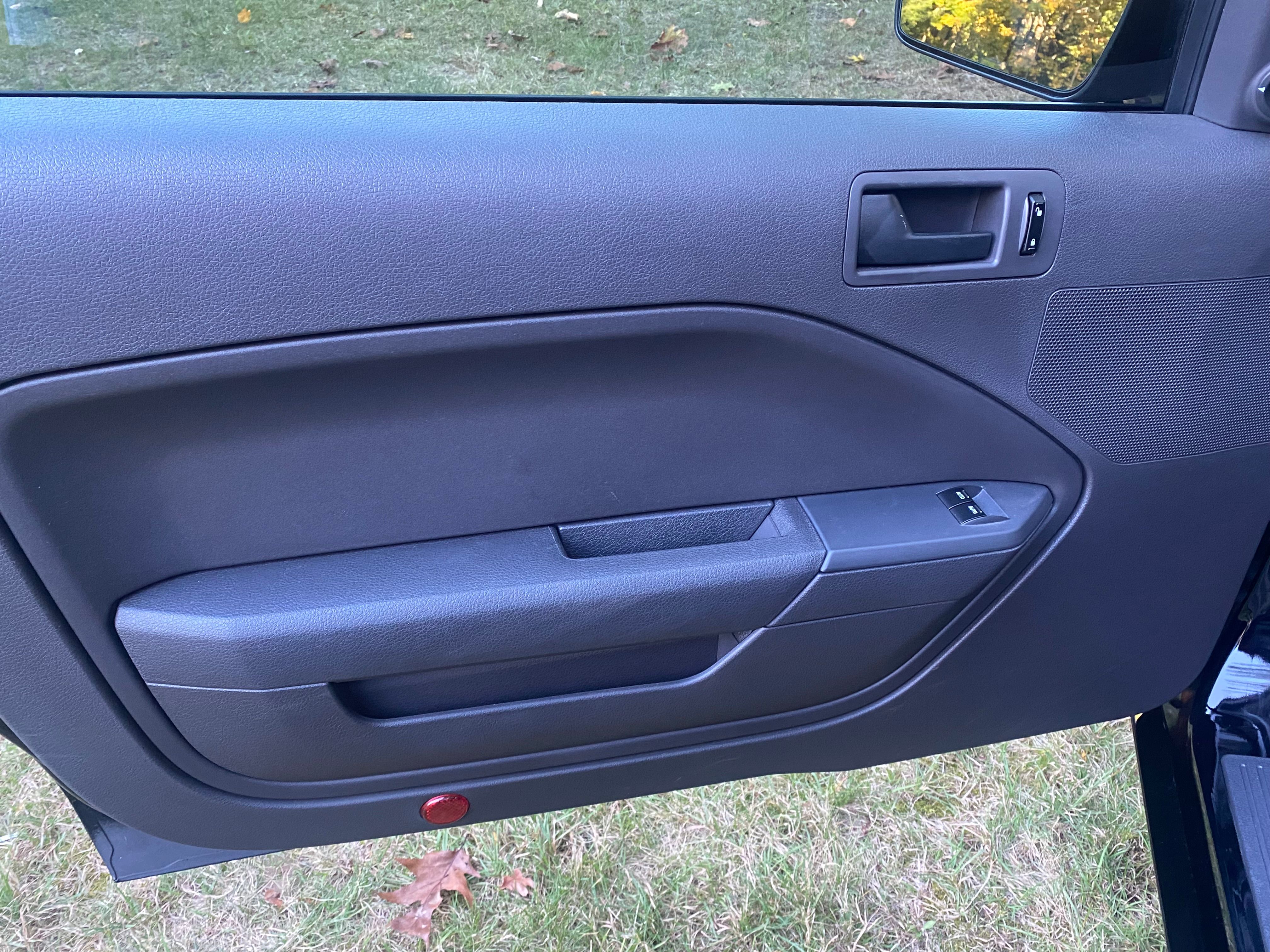 Used 2005 Ford Mustang GT RWD image 12