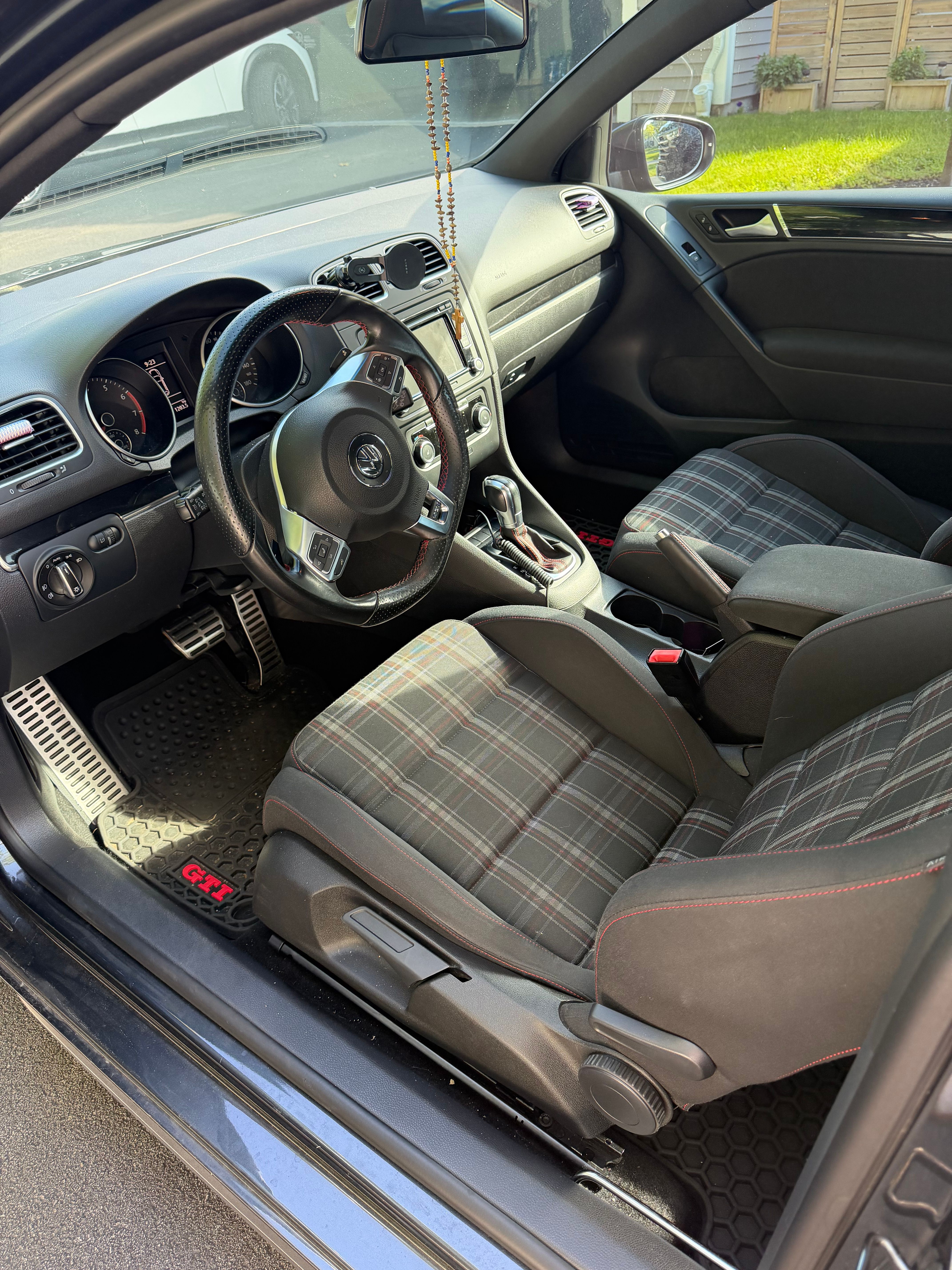 Used 2011 Volkswagen Golf 2-Door FWD image 6
