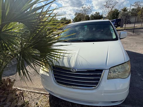 Used 2010 Chrysler Town & Country Touring image 9
