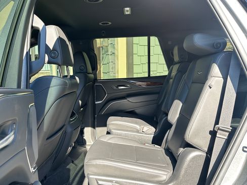 Used 2022 Cadillac Escalade Luxury w/ LPO, Illumination Package image 18