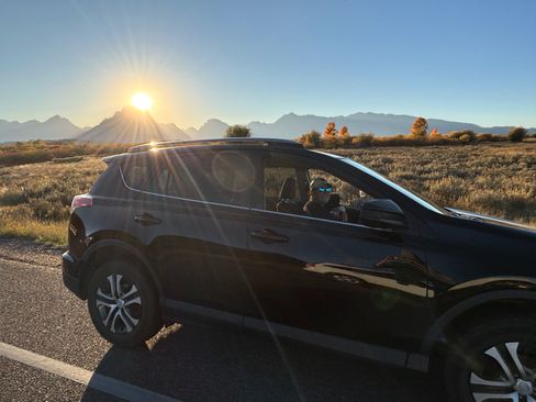 Used 2018 Toyota RAV4 LE image 1