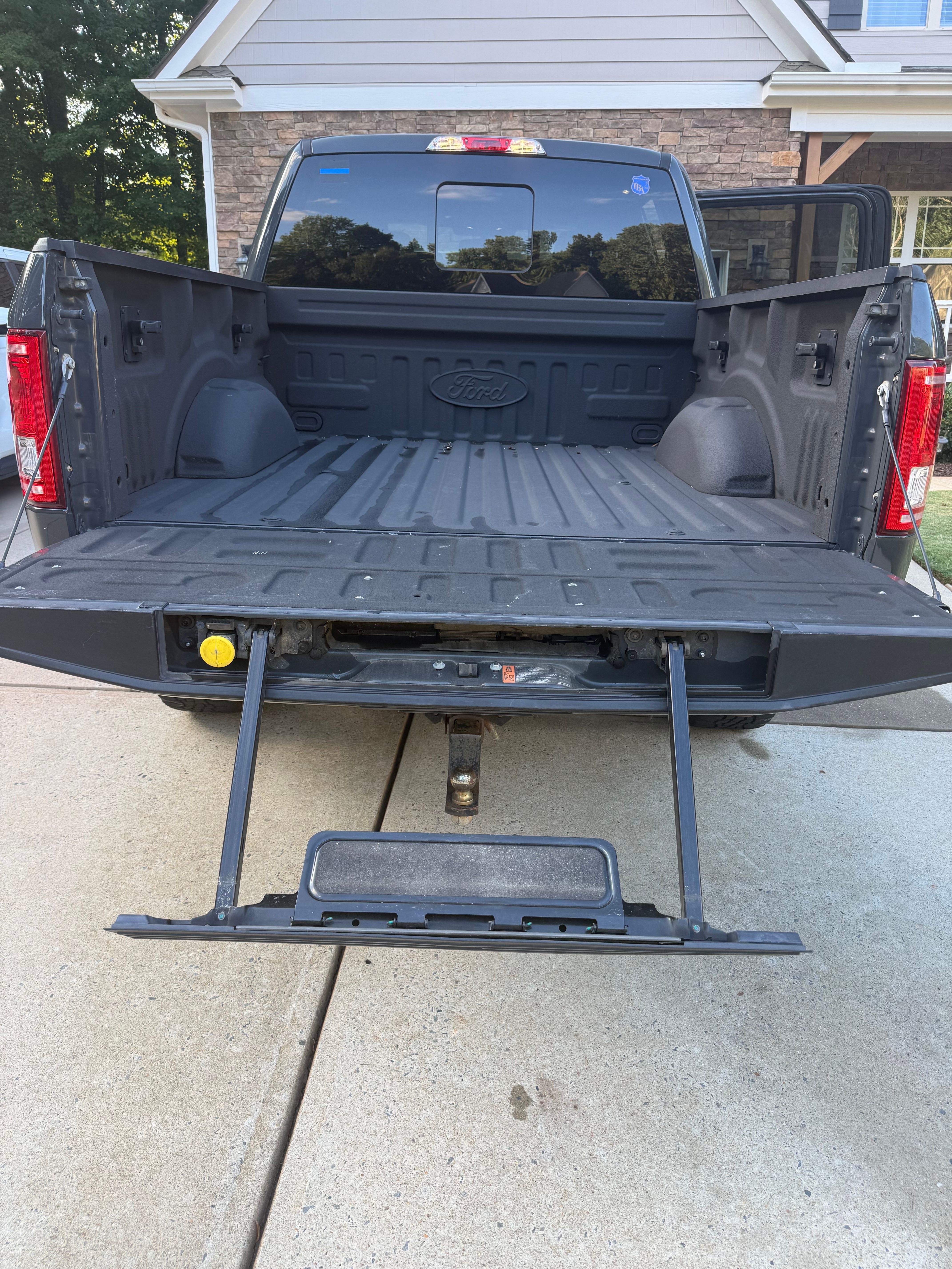 Used 2016 Ford F150 XLT w/ Equipment Group 302A Luxury AWD/4WD image 4