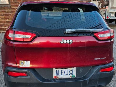 Used 2017 Jeep Cherokee Sport image 4