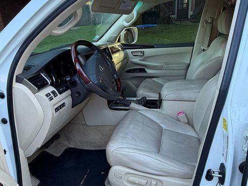Used 2013 Lexus LX 570 4WD w/ Luxury Pkg image 13
