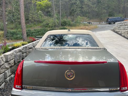Used 2010 Cadillac DTS Luxury FWD image 5