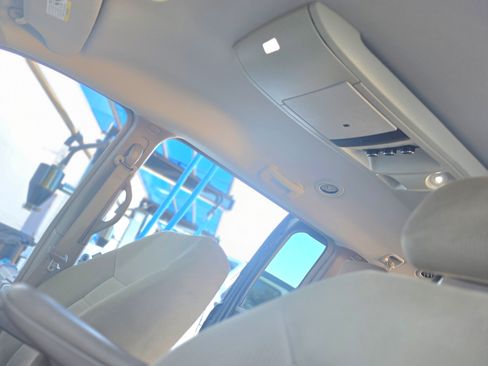 Used 2016 Chrysler Town & Country Touring image 12