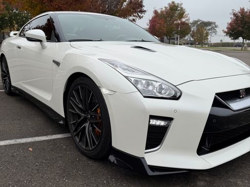 Used 2023 Nissan GT-R Premium w/ Premium Interior Package AWD/4WD image 5