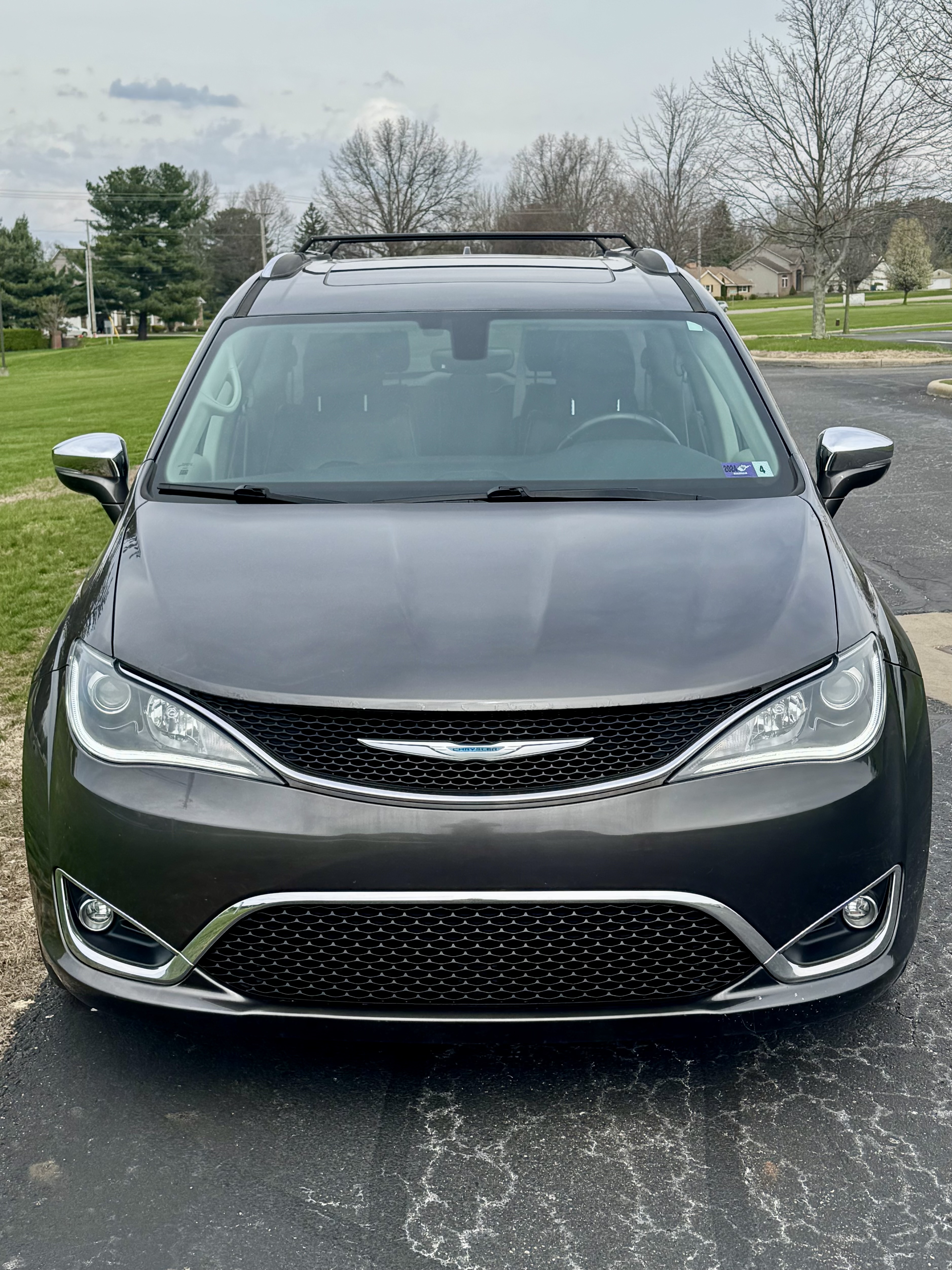 Used 2018 Chrysler Pacifica Limited w/ Tire & Wheel Group FWD image 2
