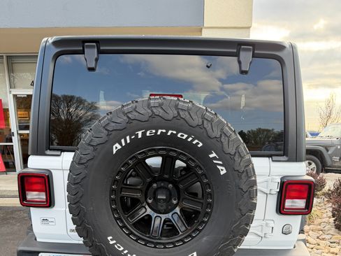 Used 2025 Jeep Wrangler Sport image 4