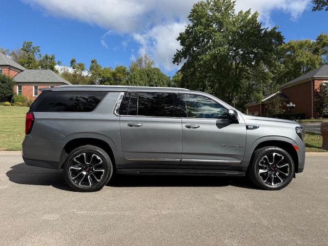 Used 2022 GMC Yukon XL SLT w/ SLT Premium Package AWD/4WD image 2